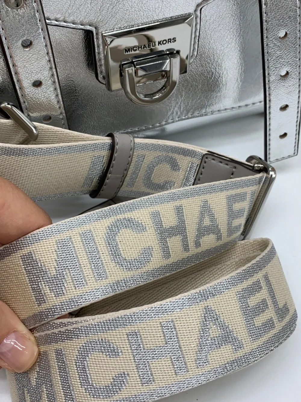 Michael Kors Manhattan Medium Patent Faux Leather Satchel in Black - Picture 3 of 13